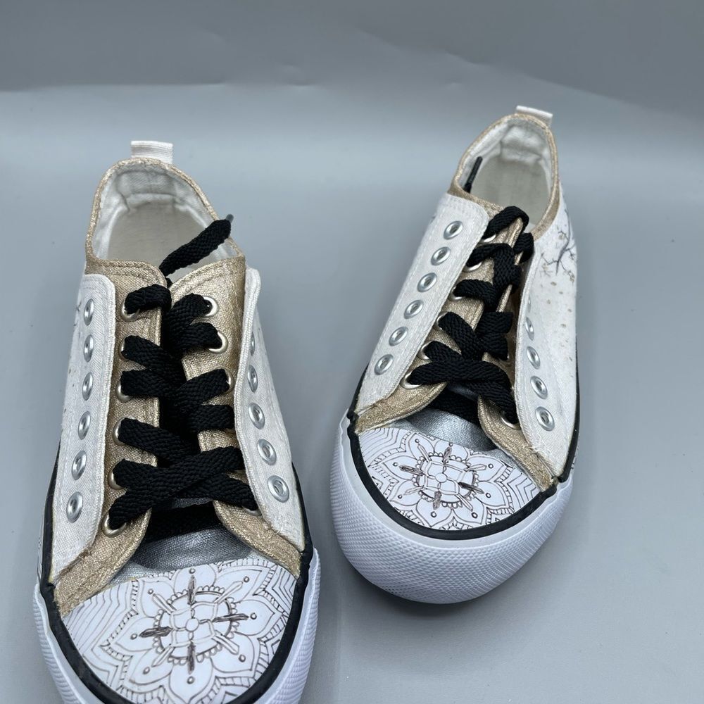 New without tags Twisted  step into and out of tennis shoe size 6